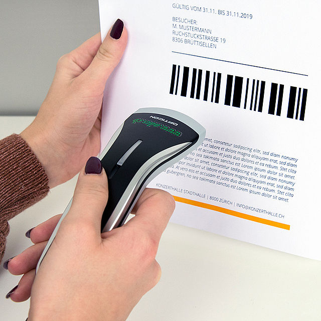 OPR 2001 mit Staender Anwendung 2 web 15x15 Barcodescanner