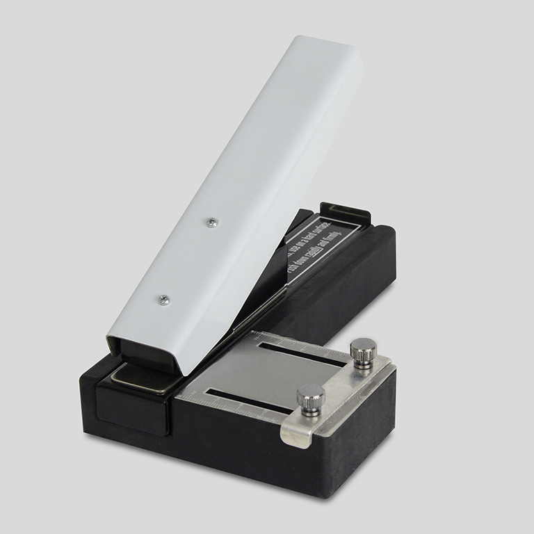 Kartenstanzer für Ausweiskarten